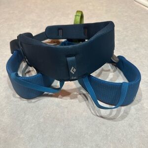 Youth Black Diamond Momentum Climbing Harness w/prAna Chalk Bag & Chalk